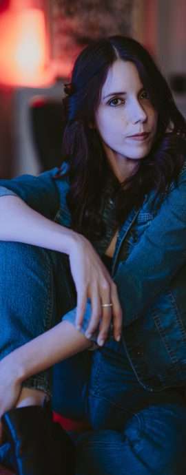 Séance photo professionnelle à Montréal – Portrait stylisé d’une femme en denim dans un décor intérieur avec éclairage chaud, réalisé par Jean-Sébastien Cossette, photographe mode et artistique