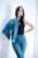 Portrait mode en lumière naturelle d’une jeune femme en jeans et débardeur noir, réalisé par un photographe professionnel à Montréal